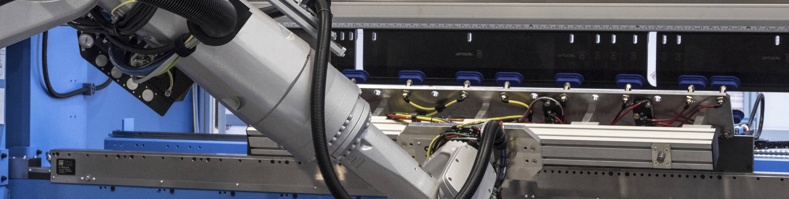 Intelligent robotic folding solution