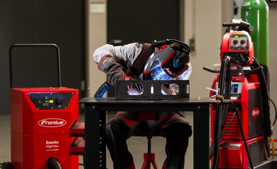 Health protection during welding with a mobile extraction system, a comfortable welding helmet with fresh air supply and protective clothing from Fronius.